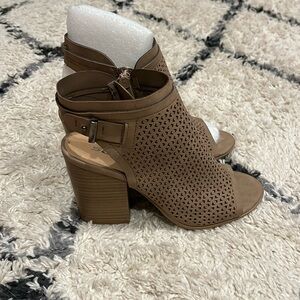 Women’s peep toe block style heels, new, never worn